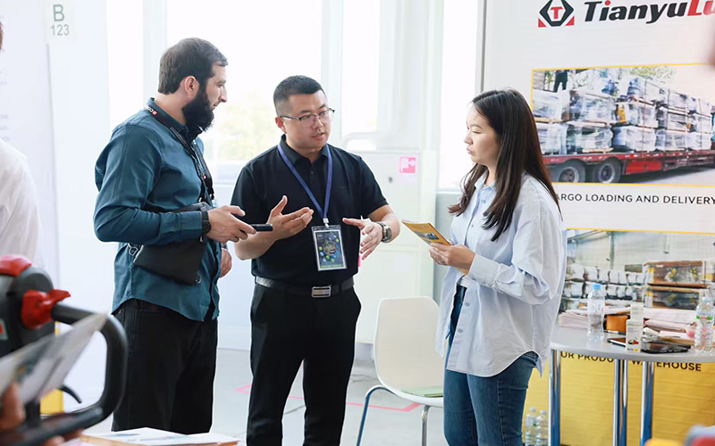 TianyuLux 全地形電動パレットトラックが CeMAT RUSSIA 2025 で輝き、冷蔵倉庫グレードの保護ソリューションが広く注目を集める